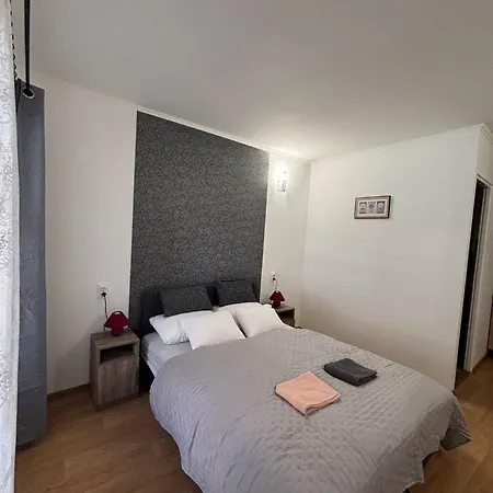 Apartment Lola *
