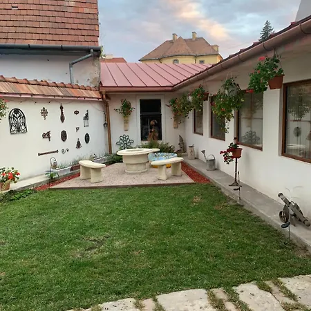 Lola Eger